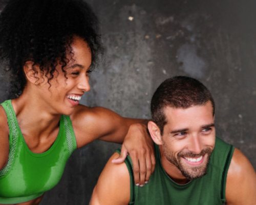 Hombre y mujer haciendo deporte