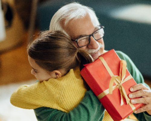 Abuelo abrazando a niña.