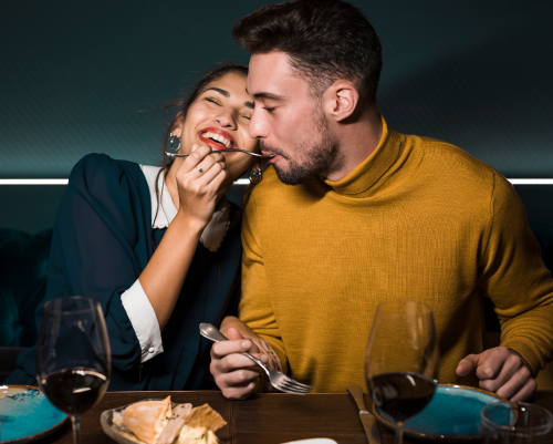 Hombre y mujer cenando en un restaurante