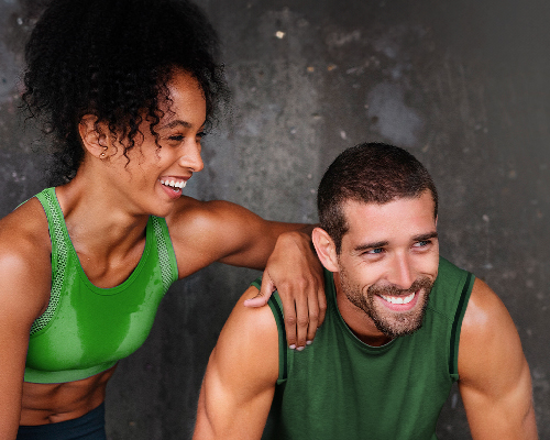 Hombre y mujer haciendo ejercicio