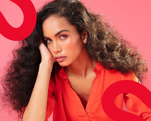 Mujer vestida de rojo posando en una foto