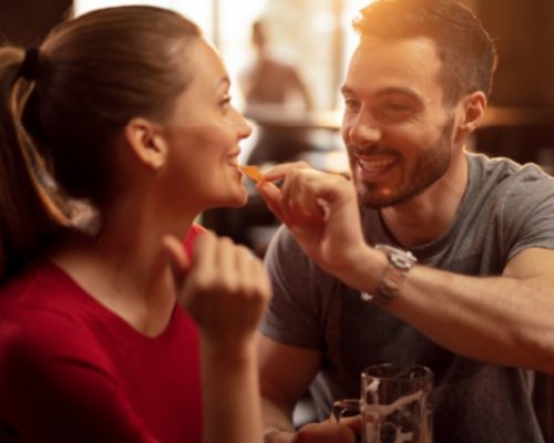 Hombre y mujer comiendo