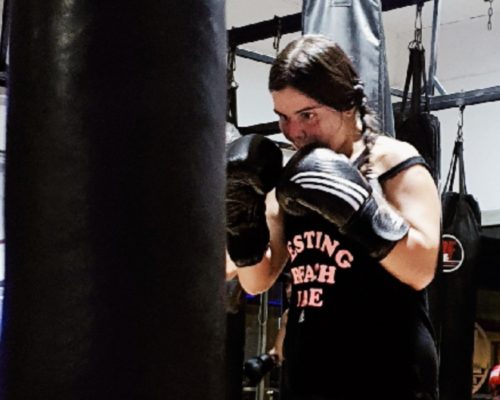 Mujer boxeando en un gimnasio