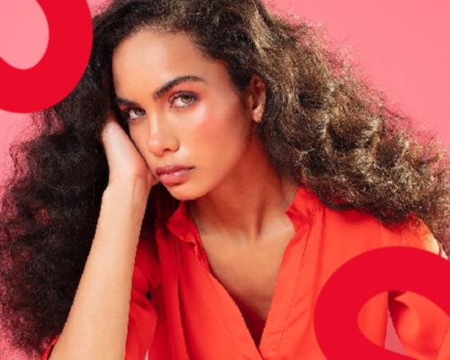 Mujer posando para una foto vestida de rojo