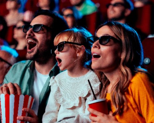 Familia viendo una película en 3D en el cine